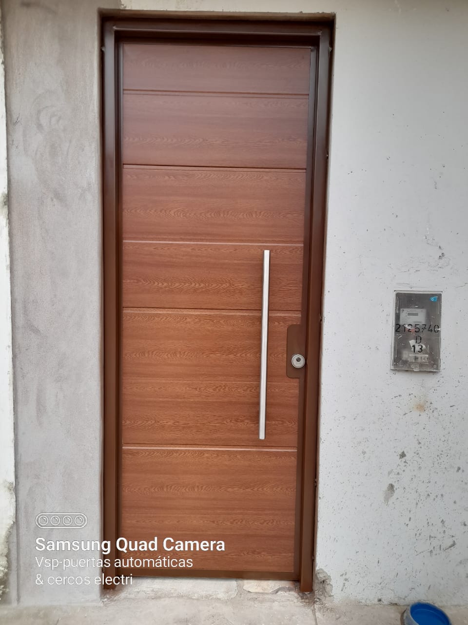 Puerta principal fabricado con el mismo material